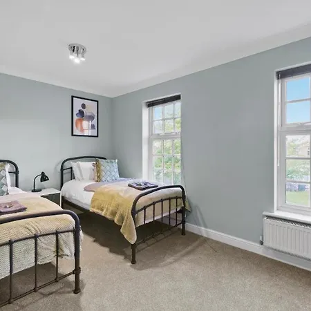 Stylish House Sleeps 10