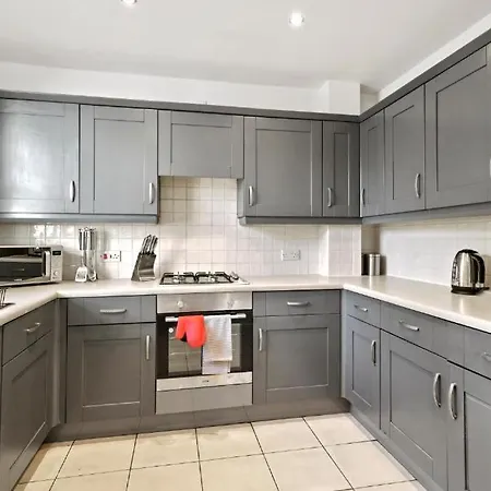 Stylish House Sleeps 10