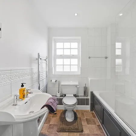 Stylish House Sleeps 10