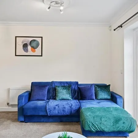 بيت للعطل Stylish House Sleeps 10