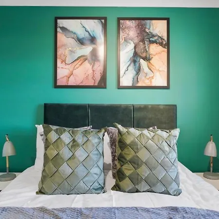 Stylish House Sleeps 10 York