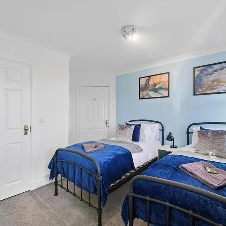 Stylish House Sleeps 10 Hébergement de vacances