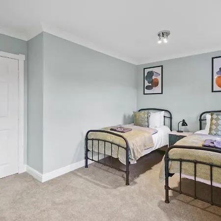 Stylish House Sleeps 10 *