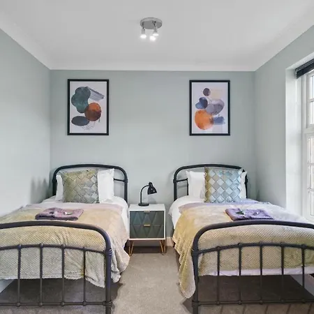 Stylish House Sleeps 10 Hébergement de vacances *