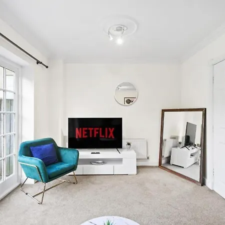 Stylish House Sleeps 10 York