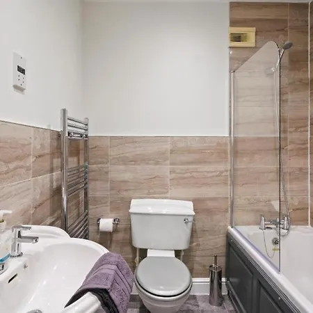 Stylish House Sleeps 10 *