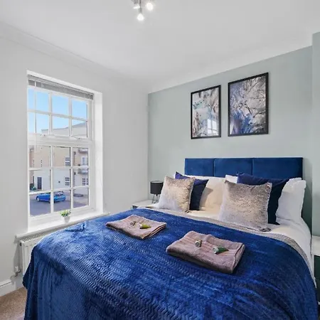 Stylish House Sleeps 10