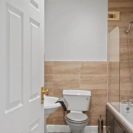 Stylish House Sleeps 10 Hébergement de vacances