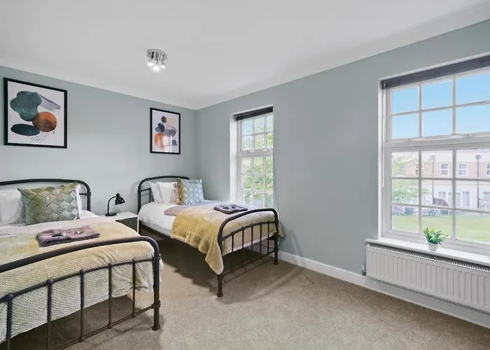 Stylish House Sleeps 10