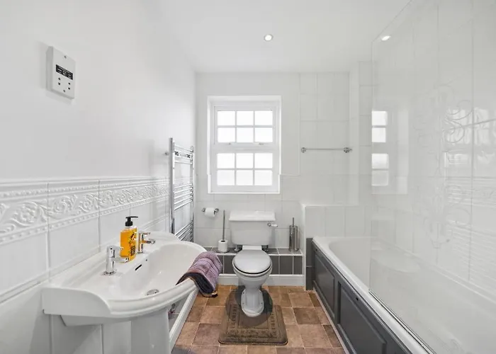 Stylish House Sleeps 10