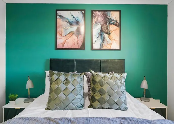 Stylish House Sleeps 10 York