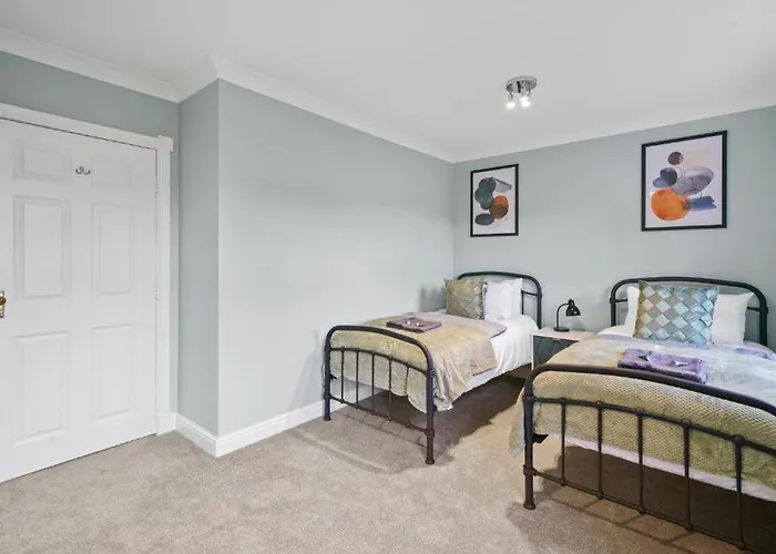 Stylish House Sleeps 10 *