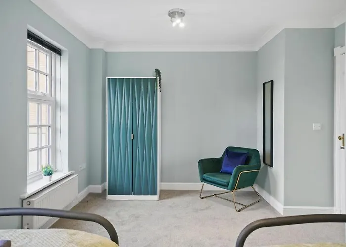 Stylish House Sleeps 10