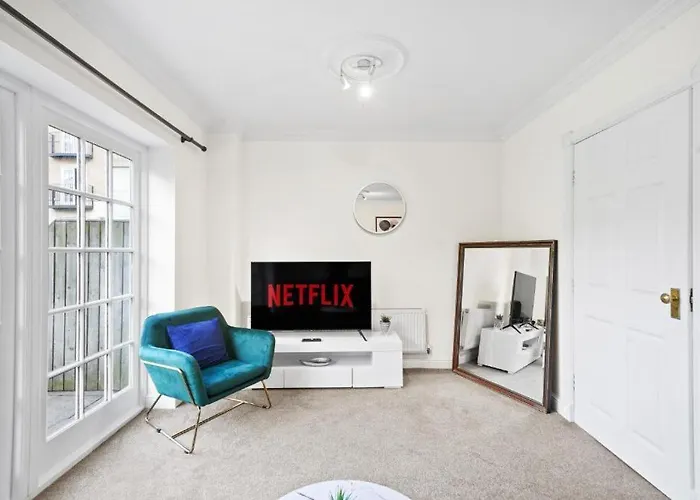 Stylish House Sleeps 10 York