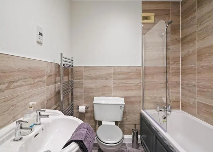 Stylish House Sleeps 10 *