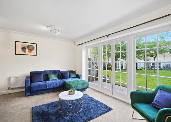 Stylish House Sleeps 10