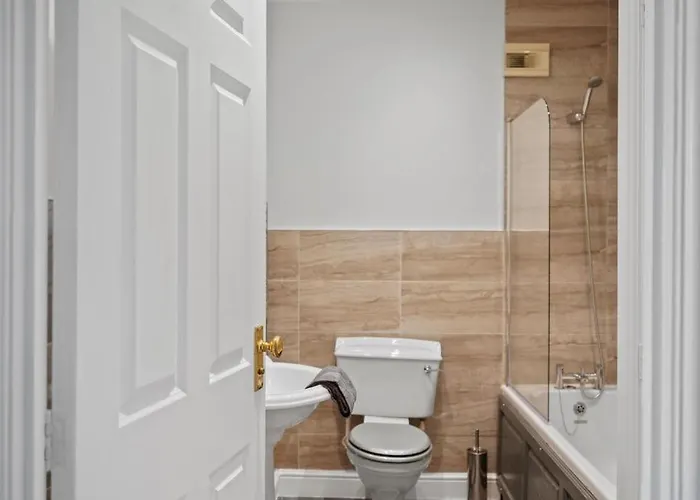 Stylish House Sleeps 10 Vakantiehuis