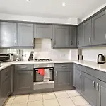 Stylish House Sleeps 10