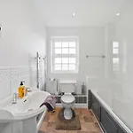 Stylish House Sleeps 10