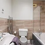 Stylish House Sleeps 10 *