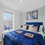 Stylish House Sleeps 10