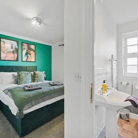 Stylish House Sleeps 10 Semesterbostad *