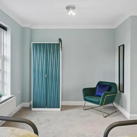 Stylish House Sleeps 10