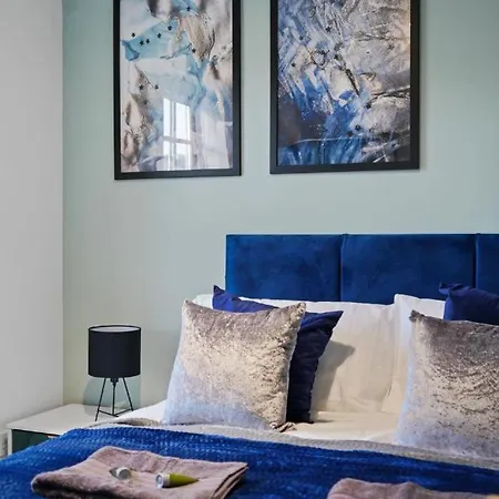 Semesterbostad Stylish House Sleeps 10 *