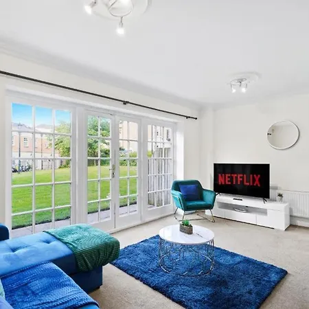 Stylish House Sleeps 10 York
