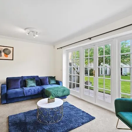 Stylish House Sleeps 10